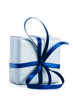 Beyaz arkaplanda izole edilmiş hediye kutusu