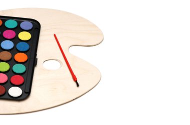 Beyaz arka plan üzerinde izole ressam paleti