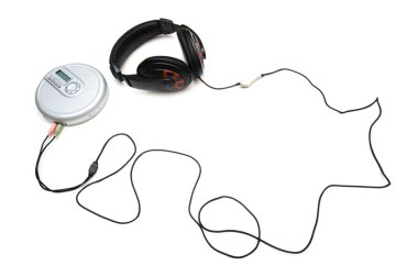 CD çalar ve üzerinde beyaz izole kulaklık