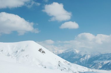 bir kış günü kar altında dağlar