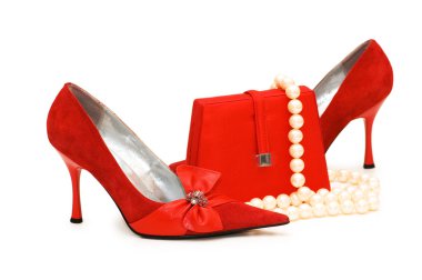 Kırmızı Ayakkabı, çanta ve izole inci kolye