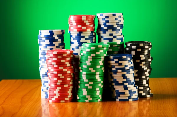 Стек фішок казино на градієнтному фоні — стокове фото