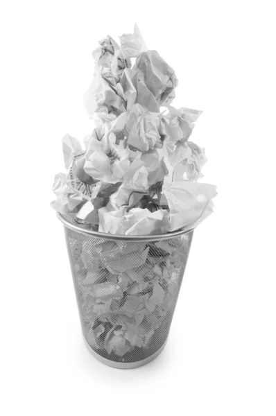 Poubelle avec déchets de papier isolés sur blanc — Photo