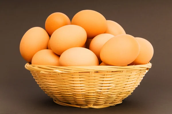 Cesta de huevos sobre fondo colorido — Foto de Stock