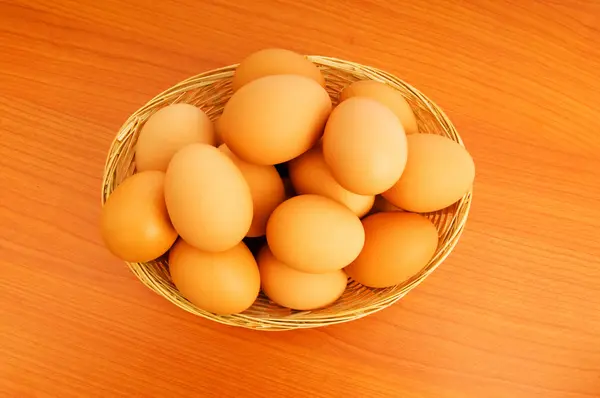 Kosár tojással a színes háttérrel — Stock Fotó