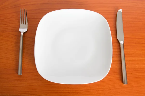 Набор посуды расположен на столе — стоковое фото