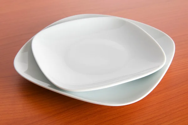 Набор посуды расположен на столе — стоковое фото