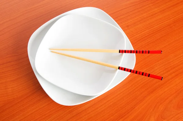 Πλάκα με chopsticks στο ξύλινο τραπέζι — Φωτογραφία Αρχείου