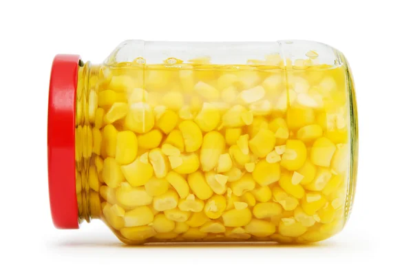 玻璃瓶中的甜玉米，白色隔离 — 图库照片