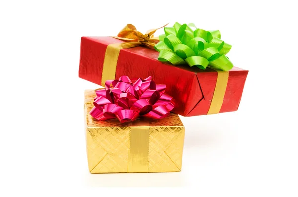 Beyaz arkaplanda izole edilmiş hediye kutusu — Stok fotoğraf