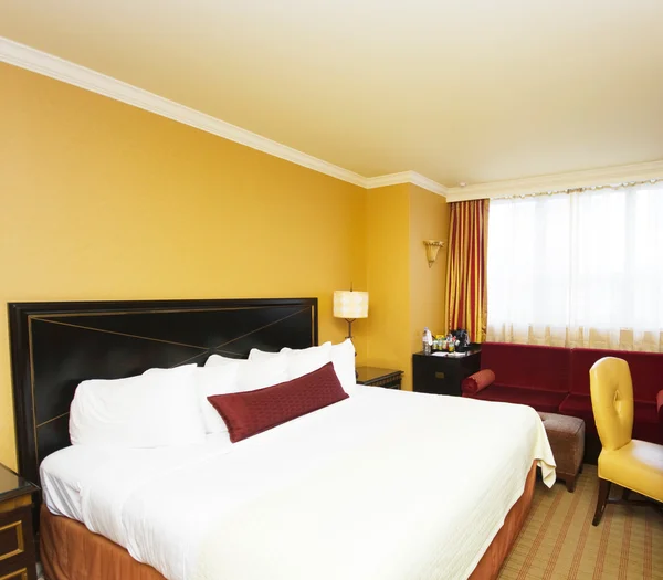 Двоспальне ліжко в номері готелю — стокове фото