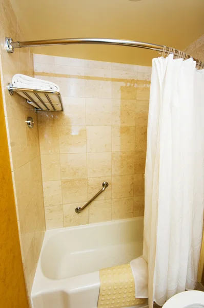 Interior del baño - Bañera y cortina blanca — Foto de Stock