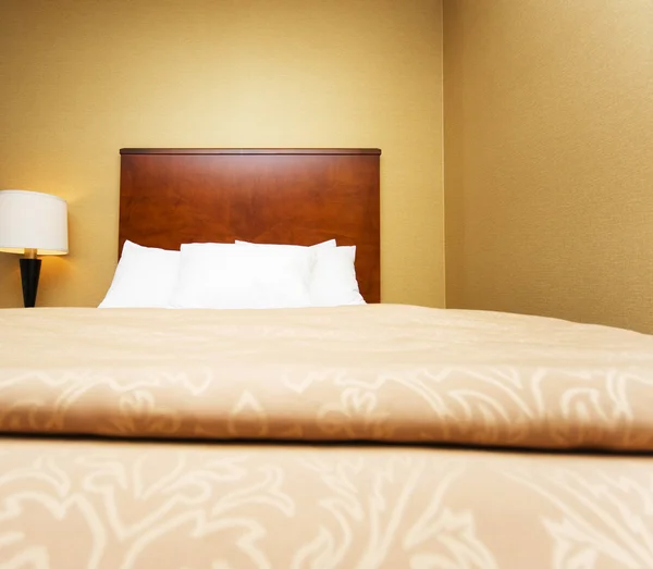 Otel odasında Çift Kişilik Yatak — Stok fotoğraf