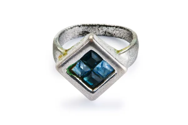 Anel de jóias vintage isolado no fundo branco — Fotografia de Stock