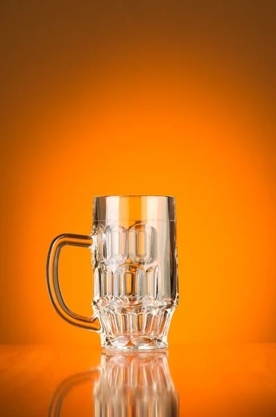 Copo de cerveja contra fundo gradiente — Fotografia de Stock