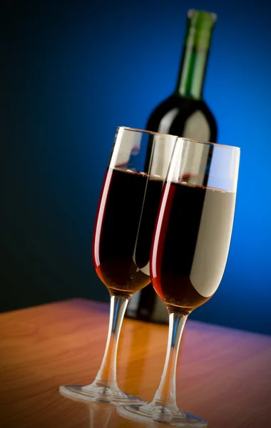 Copos de vinho contra fundo — Fotografia de Stock