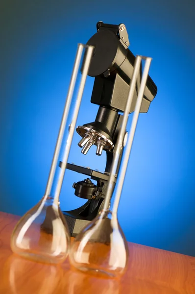 Mikroskop vor blauem Hintergrund — Stockfoto
