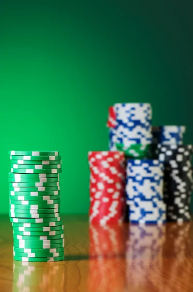 Стек фішок казино на градієнтному фоні — стокове фото