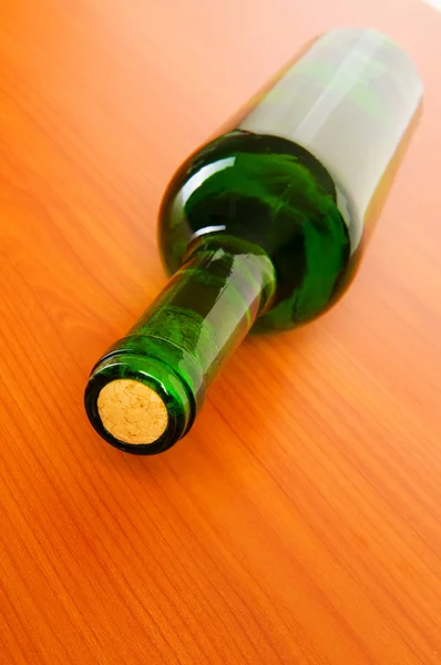 Garrafa de vinho na mesa — Fotografia de Stock