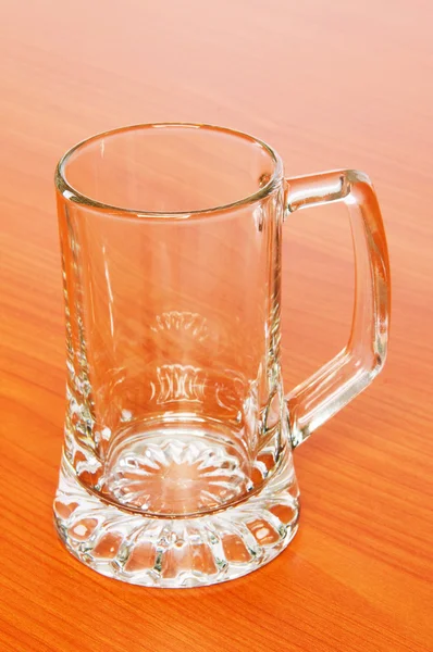 Cerveza de vidrio en la mesa de madera — Foto de Stock