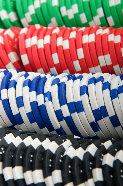 Фишки казино изолированы на белом фоне — стоковое фото