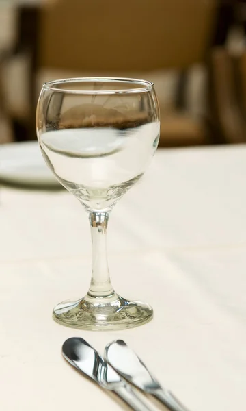 Las copas de vino sobre la mesa - la profundidad superficial del campo — Foto de Stock