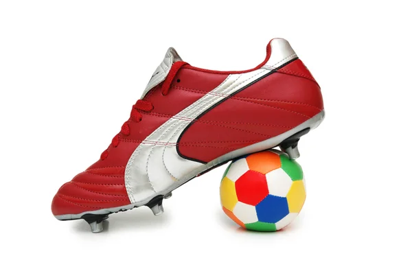 Футбольный ботинок и мяч изолированы на белом — стоковое фото