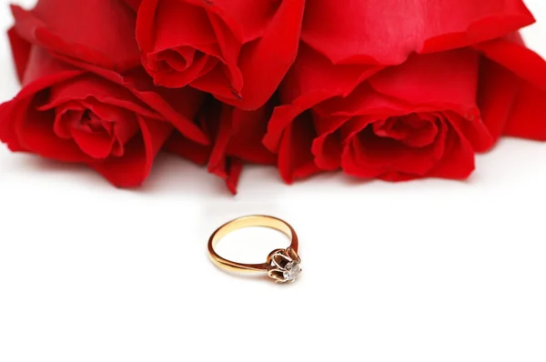 Tres rosas y anillo aislados en el blanco — Foto de Stock