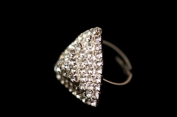 Anello diamante sul nero - profondità di campo poco profonda — Foto Stock