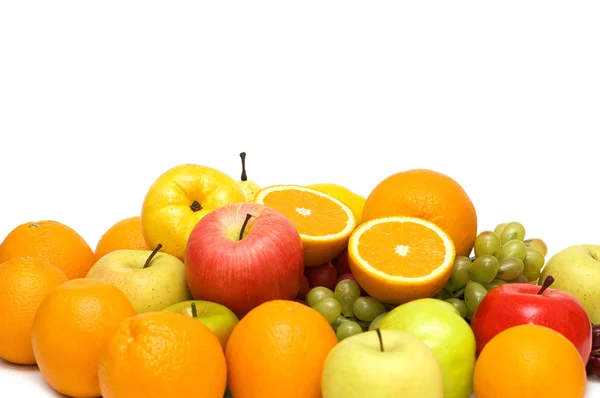 Erilaisia hedelmiä eristetty valkoisella taustalla — kuvapankkivalokuva