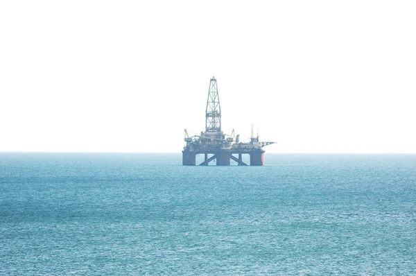 Oil platform in the Caspian sea isolated on the white — Stock Photo, Image