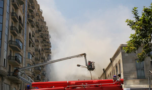Fire engine at the scene of city fire — Stock Photo, Image