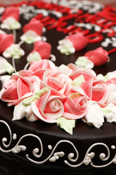 Gros plan de la décoration rose sur le gâteau — Photo
