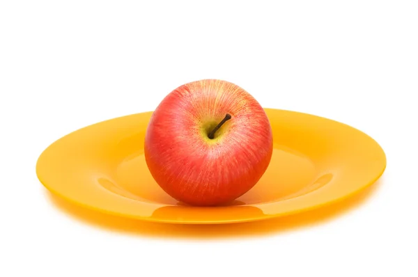 Красное яблоко и тарелка изолированы на белом — стоковое фото
