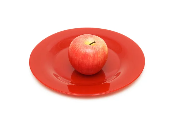 Красное яблоко и тарелка изолированы на белом — стоковое фото