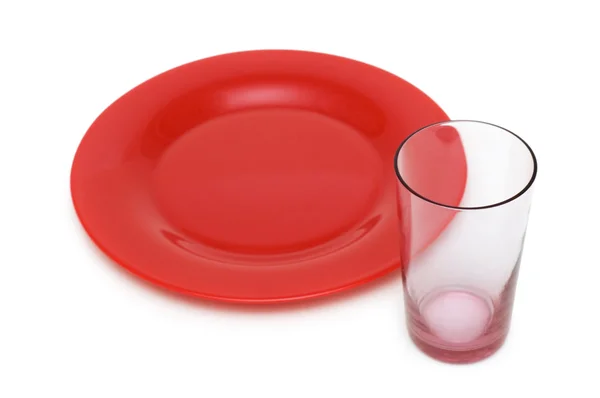 Rote Platte und Glas isoliert auf weiß — Stockfoto