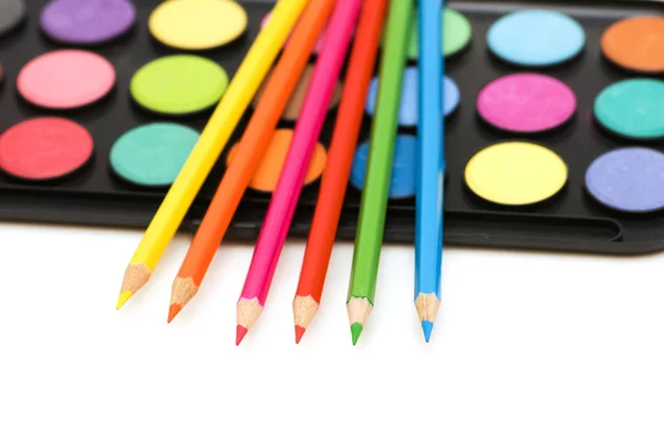 Palette und Bleistifte isoliert auf dem weißen — Stockfoto