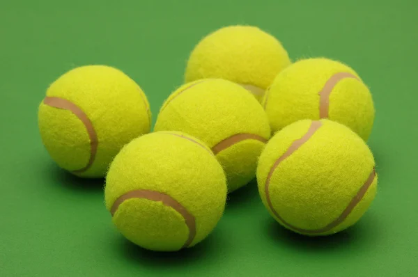 Grandes balles de tennis sur fond vert — Photo