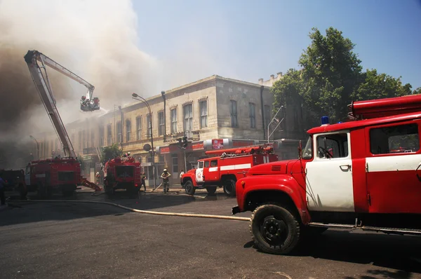 Brandweerauto's op het toneel van stad brand — Stockfoto
