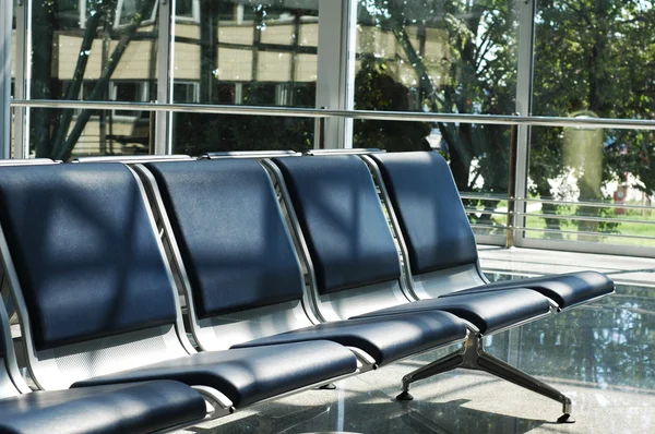 Lege stoelen op de luchthaven in wachten lounge — Stockfoto