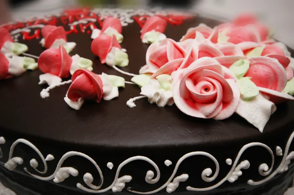 Close up of cake with decoration flowers — Stock Photo, Image