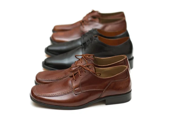 Três pares de sapatos masculinos isolados em branco — Fotografia de Stock