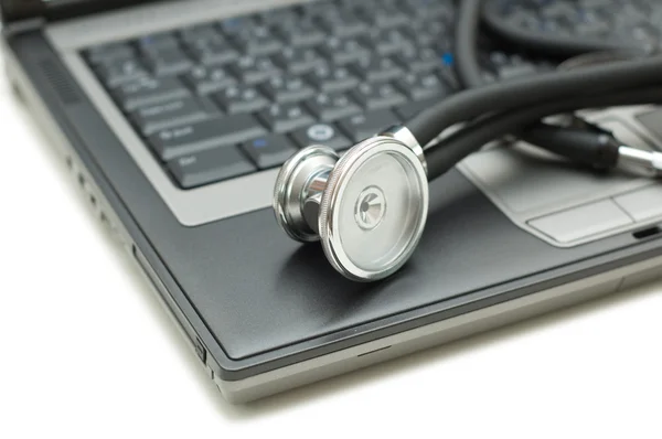 Stetoscopio e laptop che illustrano il concetto di sicurezza digitale — Foto Stock