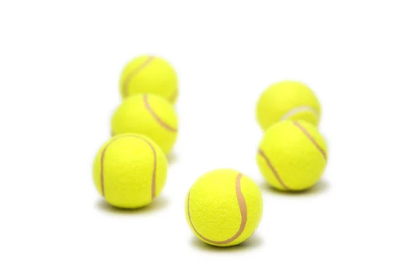 Теннисные мячи изолированы на белом фоне — стоковое фото