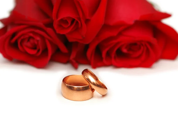 Hochzeits- und Valentinskonzept mit Rose und Ringen — Stockfoto