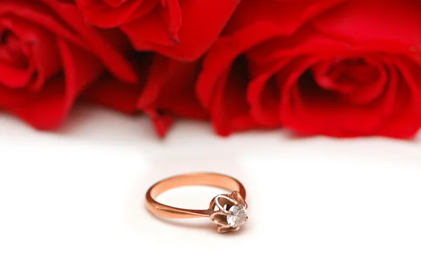 Concetto di matrimonio e San Valentino con rosa e anelli — Foto Stock