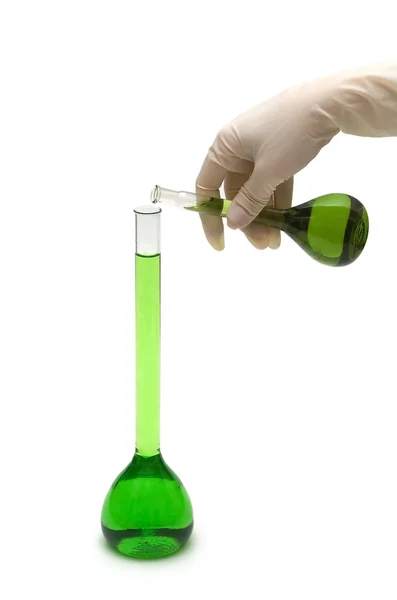 Mão verter produto químico verde em tubo isolado em branco — Fotografia de Stock