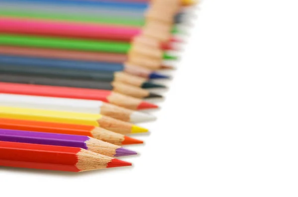 Riga di matite colorate isolate sul bianco — Foto Stock