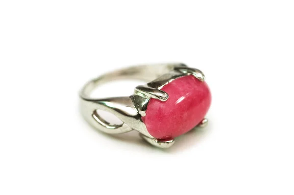 Ring met rode steen geïsoleerd op de witte — Stockfoto
