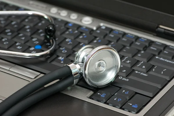 Stethoscoop en laptop illustreren concept van digitale beveiliging — Stockfoto